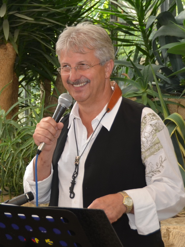 Über mich Auftritt mit Mikrophon